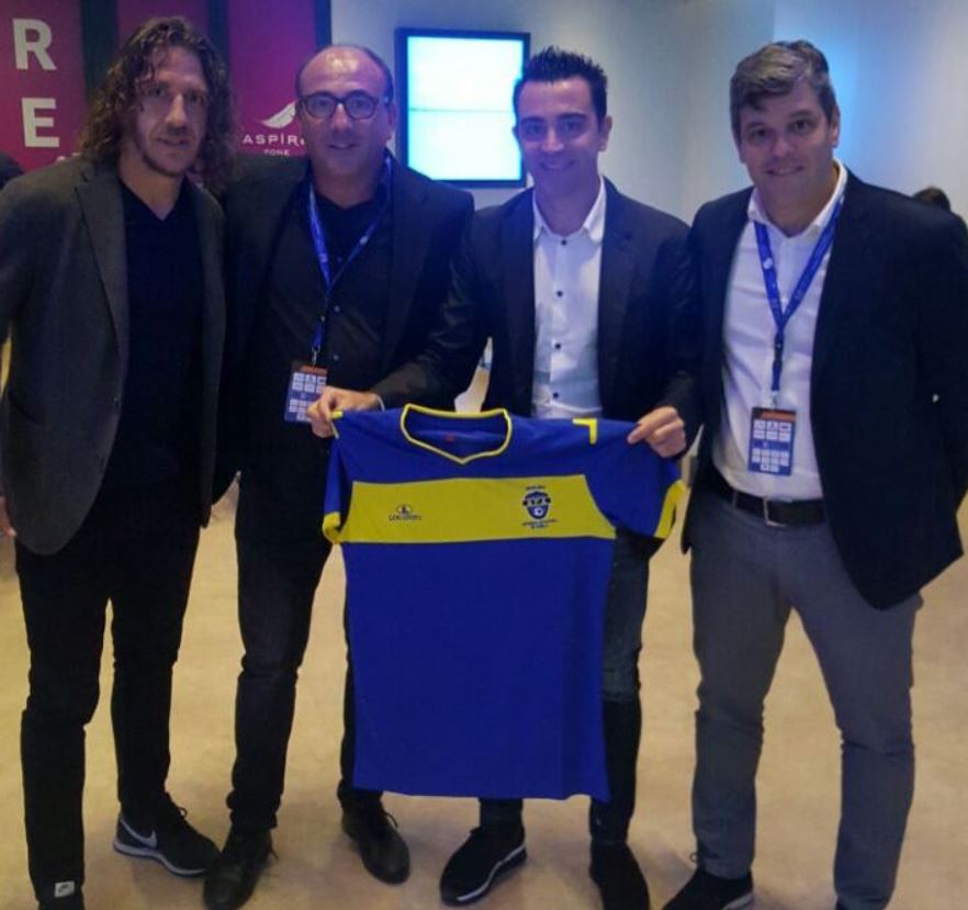 Toni Cortés con Xavi Hernández y Puyol