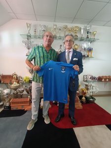Toni Cortés con el embajador Manuel Lejarreta.
