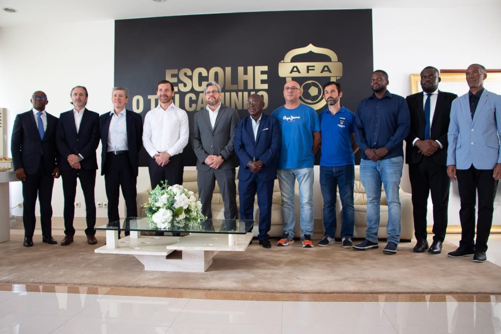 Andre Villas-Boas visitó la AFA Angola
