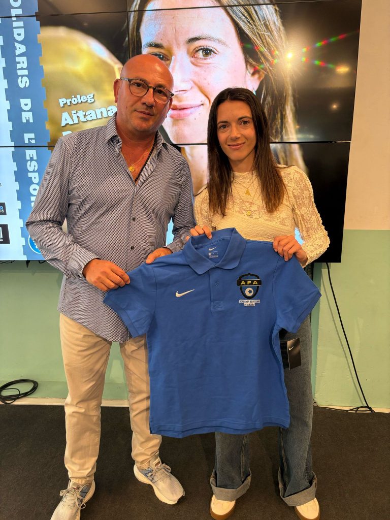 Toni Cortés con Aitana Bonmatí en la presentación del libro "Relatos solidarios del deporte"