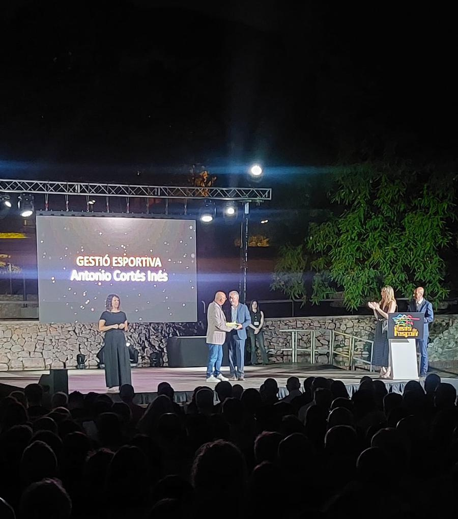 Toni Cortés recibiendo el premio de Gestión Deportiva