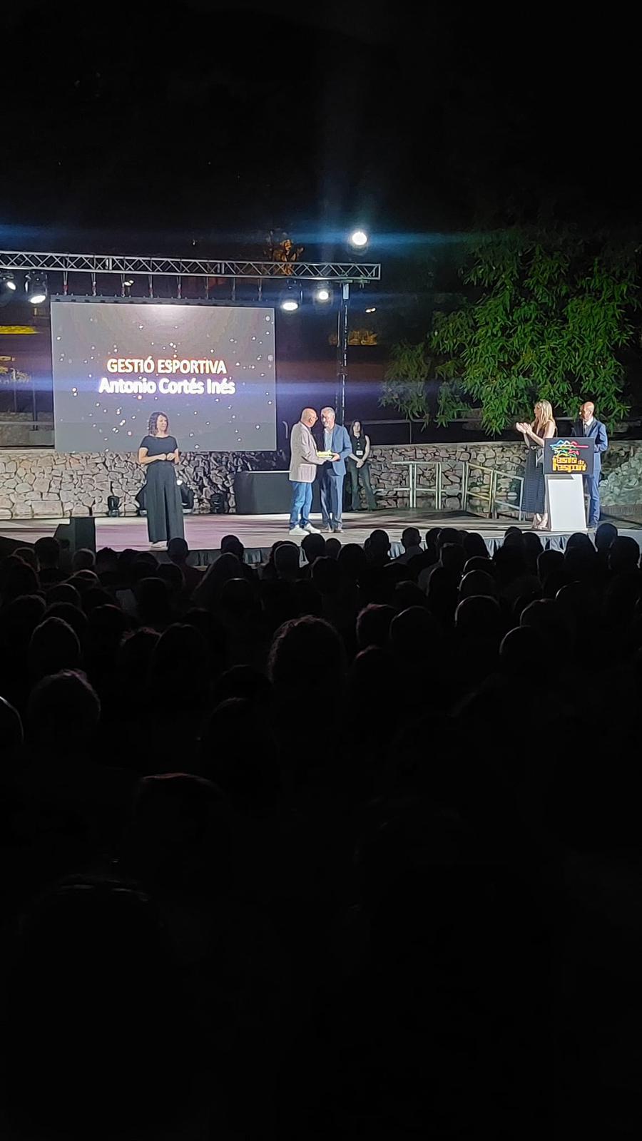 Toni Cortés recibiendo el premio de Gestión Deportiva