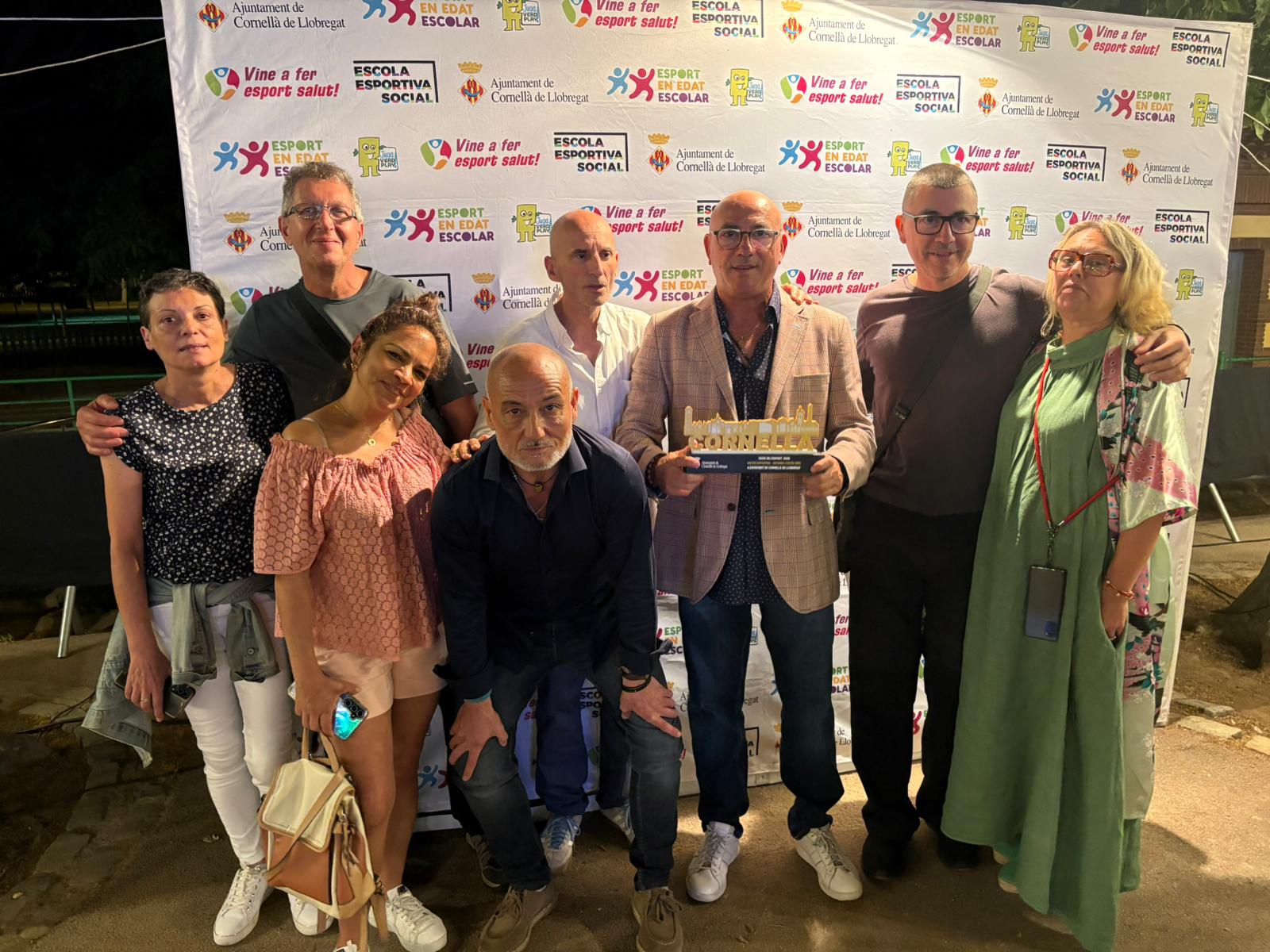 Toni Cortés con familiares y Álex Borrás