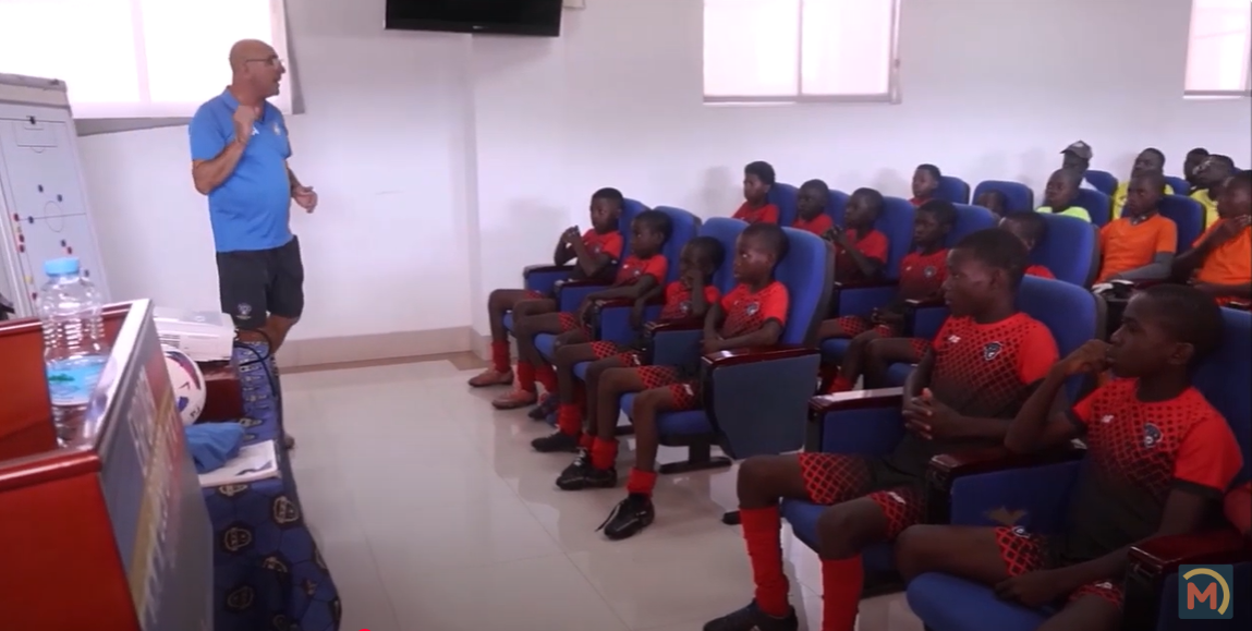 Jogar com o terceiro homem Toni Cortés conversando com os rapazes da AFA sobre o conceito de “jogar com o terceiro homem”