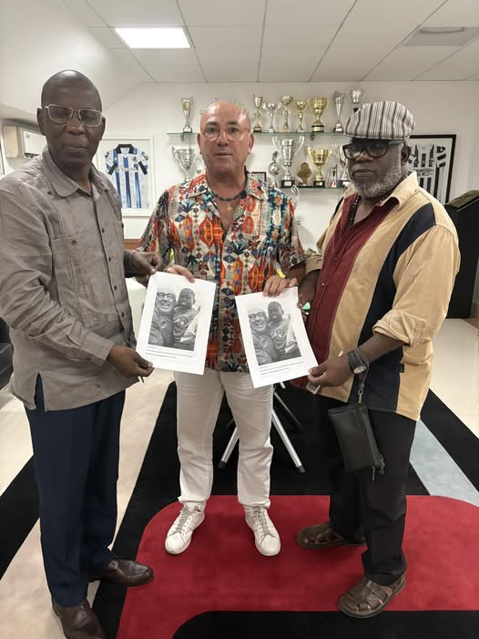 Feijóo y Capelenguela conocen el Proyecto AFA y apoyan el libro de Toni Cortés