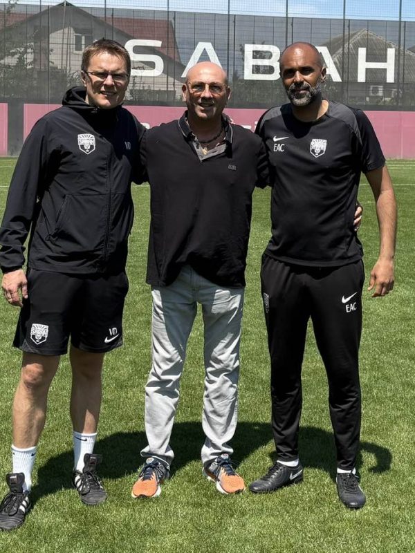 Toni Cortés con Valdas Dambrauskas y Eddie Cardoso.