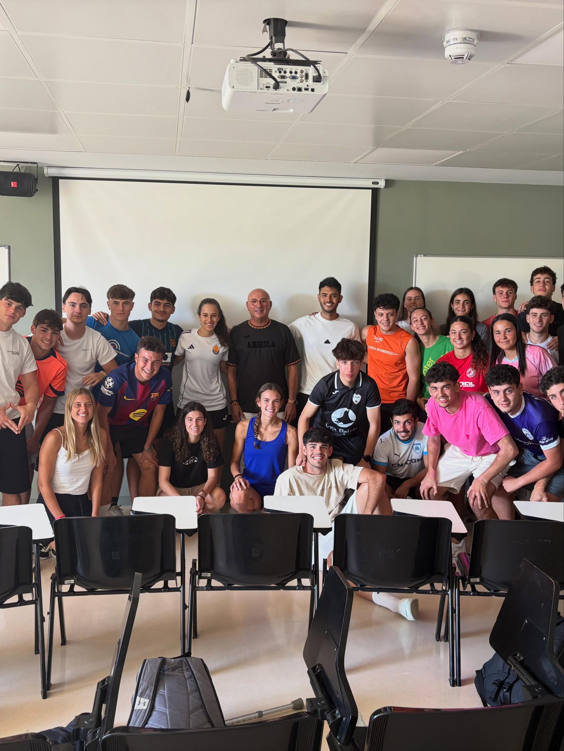 Toni Cortés con los alumnos de INEFC