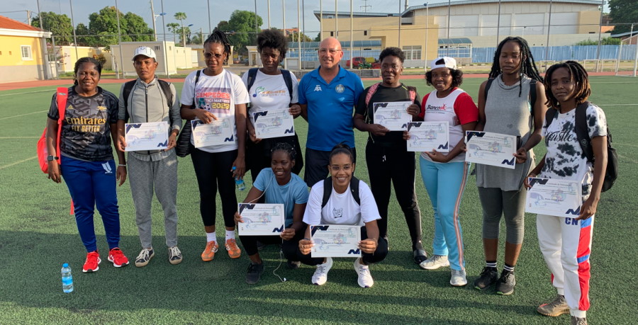 Mujeres participantes en las actividades formativas recibiendo sus certificados. Empoderamiento de la mujer en el fútbol