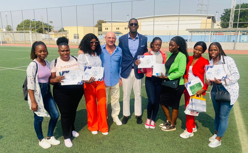 Participantes del proyecto junto a los responsables de la iniciativa, mostrando los certificados de formación. Empoderamiento de la mujer en el fútbol