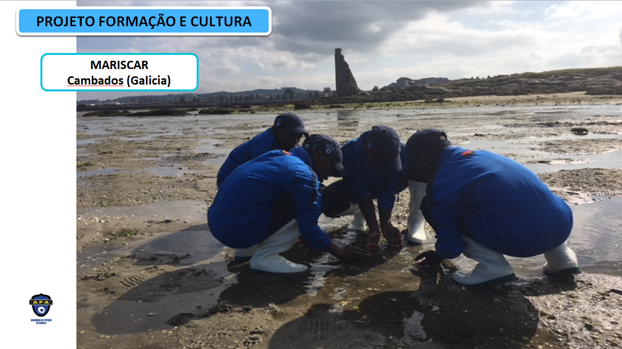 Jugadores de la AFA durante una actividad de marisqueo en las orillas del río Arousa, conociendo una actividad tradicional de la región.