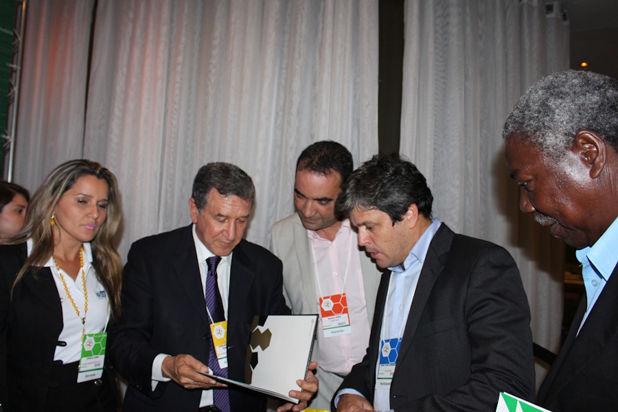 Entrega a Carlos Alberto Parreira de un libro de AFA por parte del director general José Luis Garrido y del director técnico Toni Cortés.