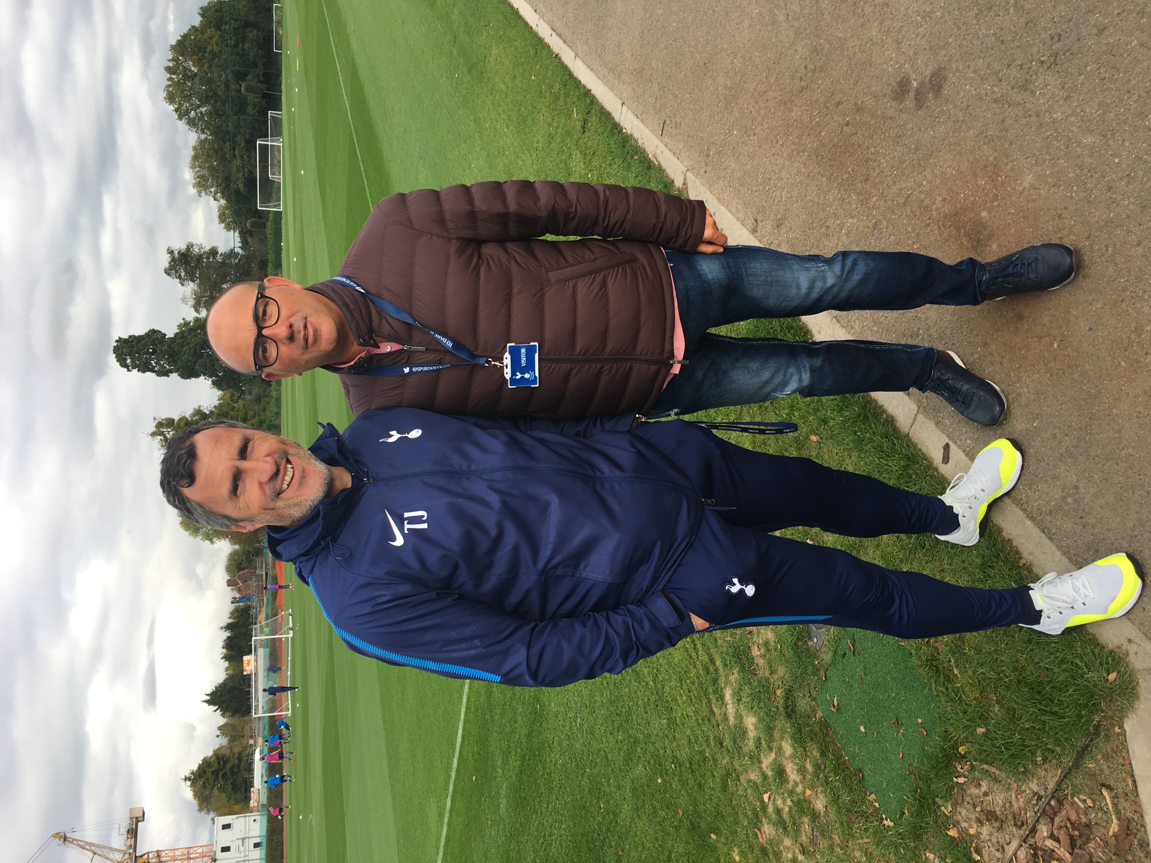 Toni Cortés y Toni Jiménez durante la visita al centro deportivo del Tottenham Hotspur, Londres 2017.