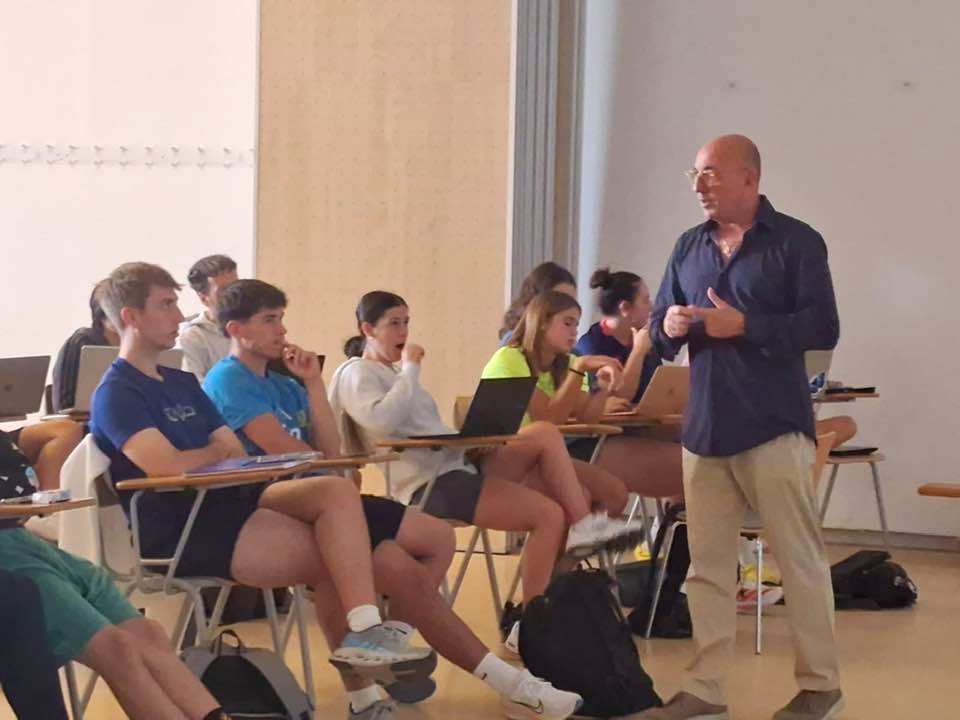 Toni Cortés con los alumnos de la Universitat de Lleida
