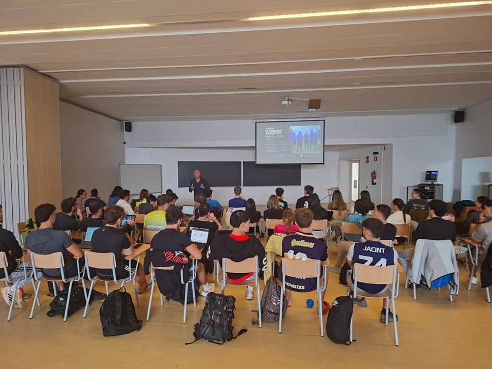 Toni Cortés con los alumnos de la Universitat de Lleida